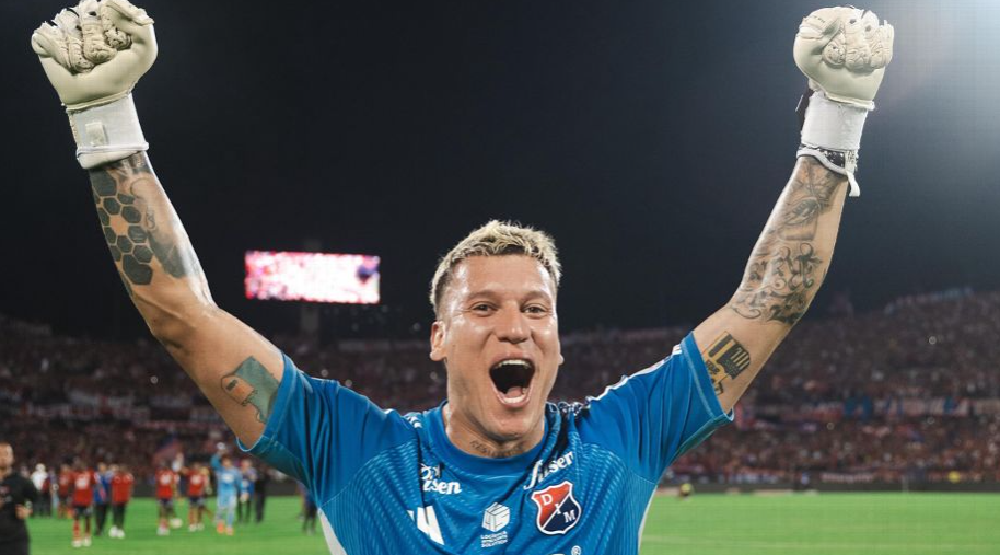 Arquero de Medellín en acción durante la final Liga BetPlay 2025 ante Santa Fe, defendiendo el arco en El Campín.
